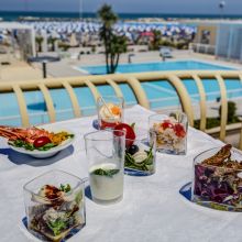 aperitivo in terrazza bordo piscina